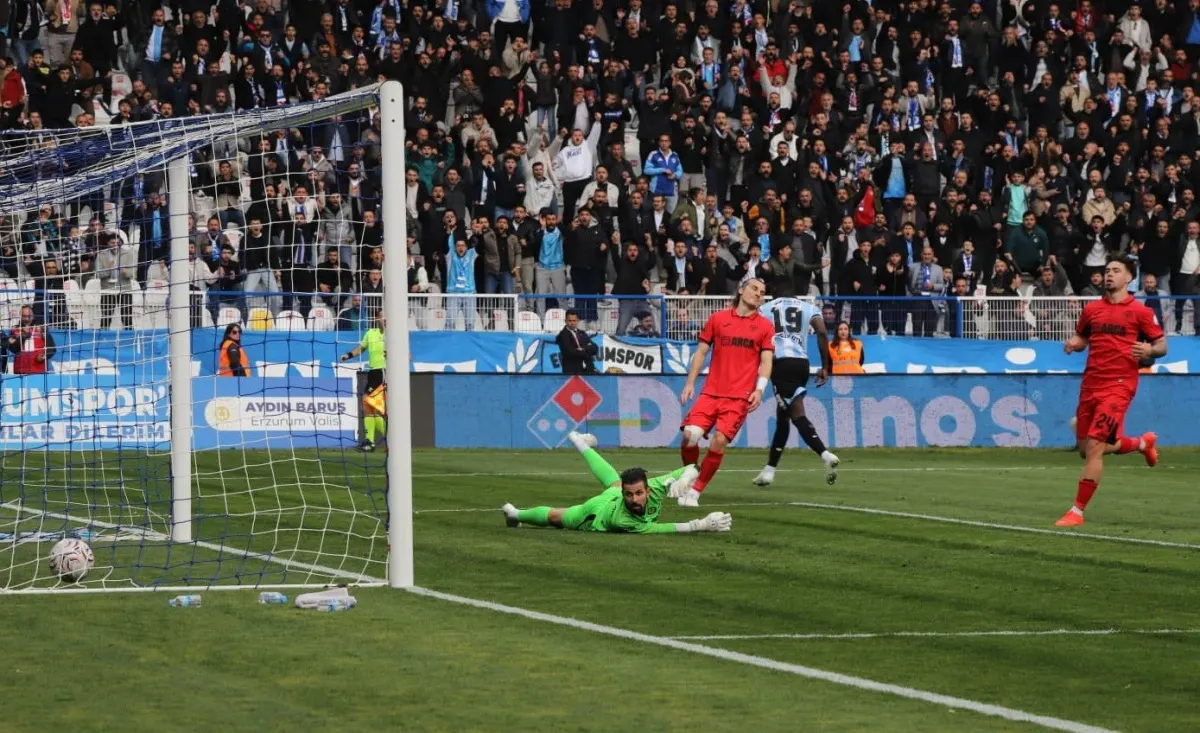 Trendyol Süper Lig'de Erzurumspor FK sahasında Çorum FK'ya 3-1 mağlup oldu 4