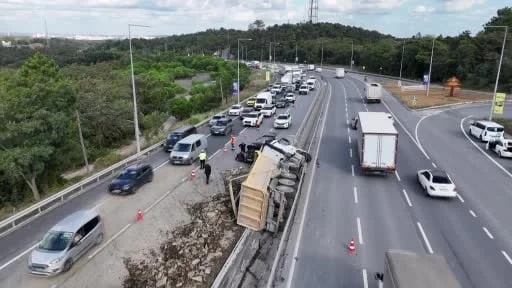 Arnavutköy’de hafriyat kamyonu devrildi: Molozlar karşı şeride savruldu, 1 yaralı