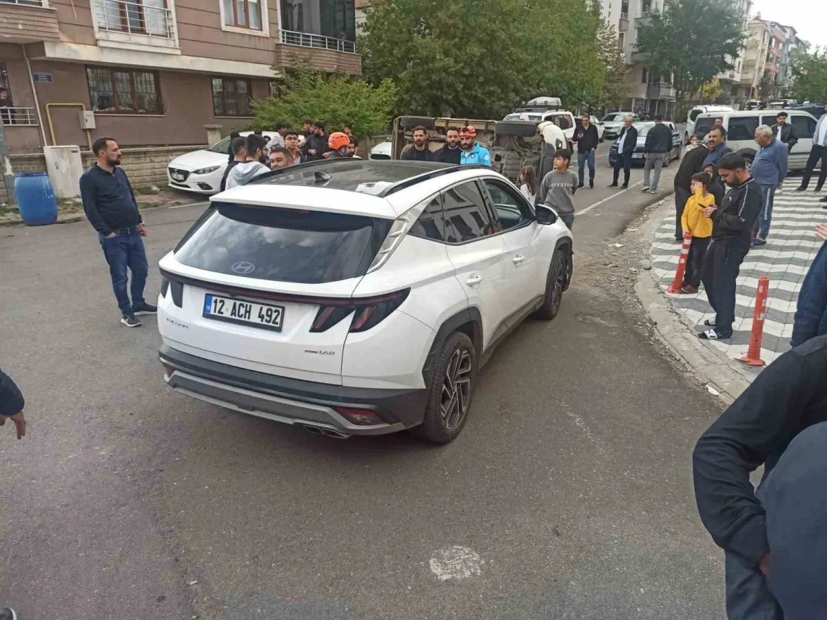 Bingöl'de otomobil ile pikap çarpıştı: Yan yatan araçtaki 2 kişi yaralandı 3