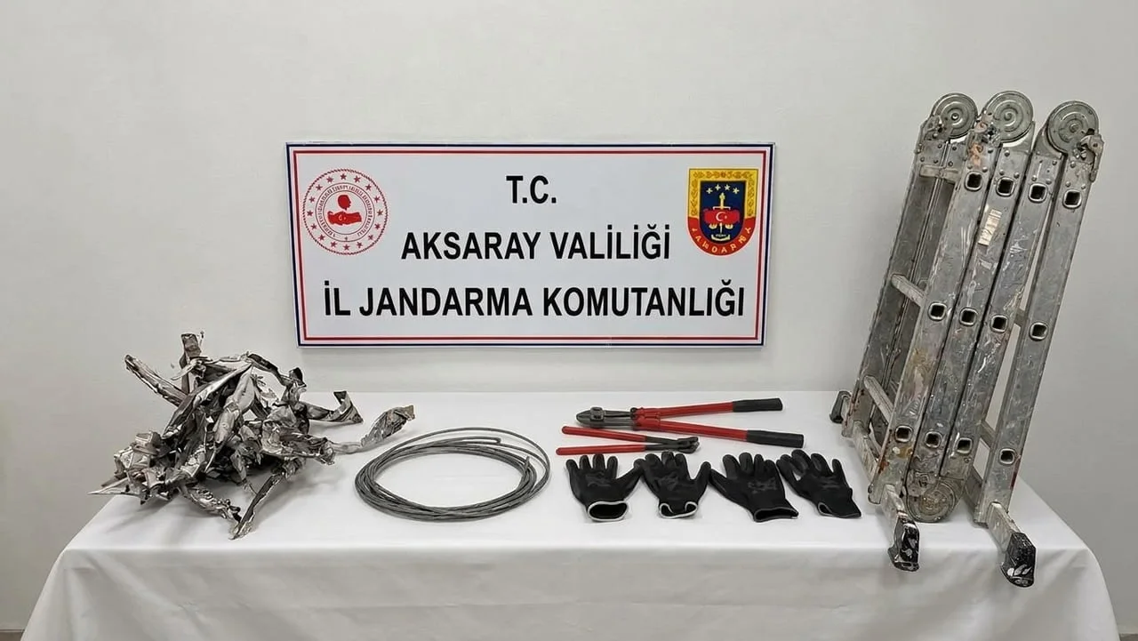 AKSARAY’DA HABERLEŞME VE ENERJİ NAKİL KABLOLARINI ÇALAN 2 ŞÜPHELİ JASAT EKİPLERİNİN TAKİBİ SONUCU...