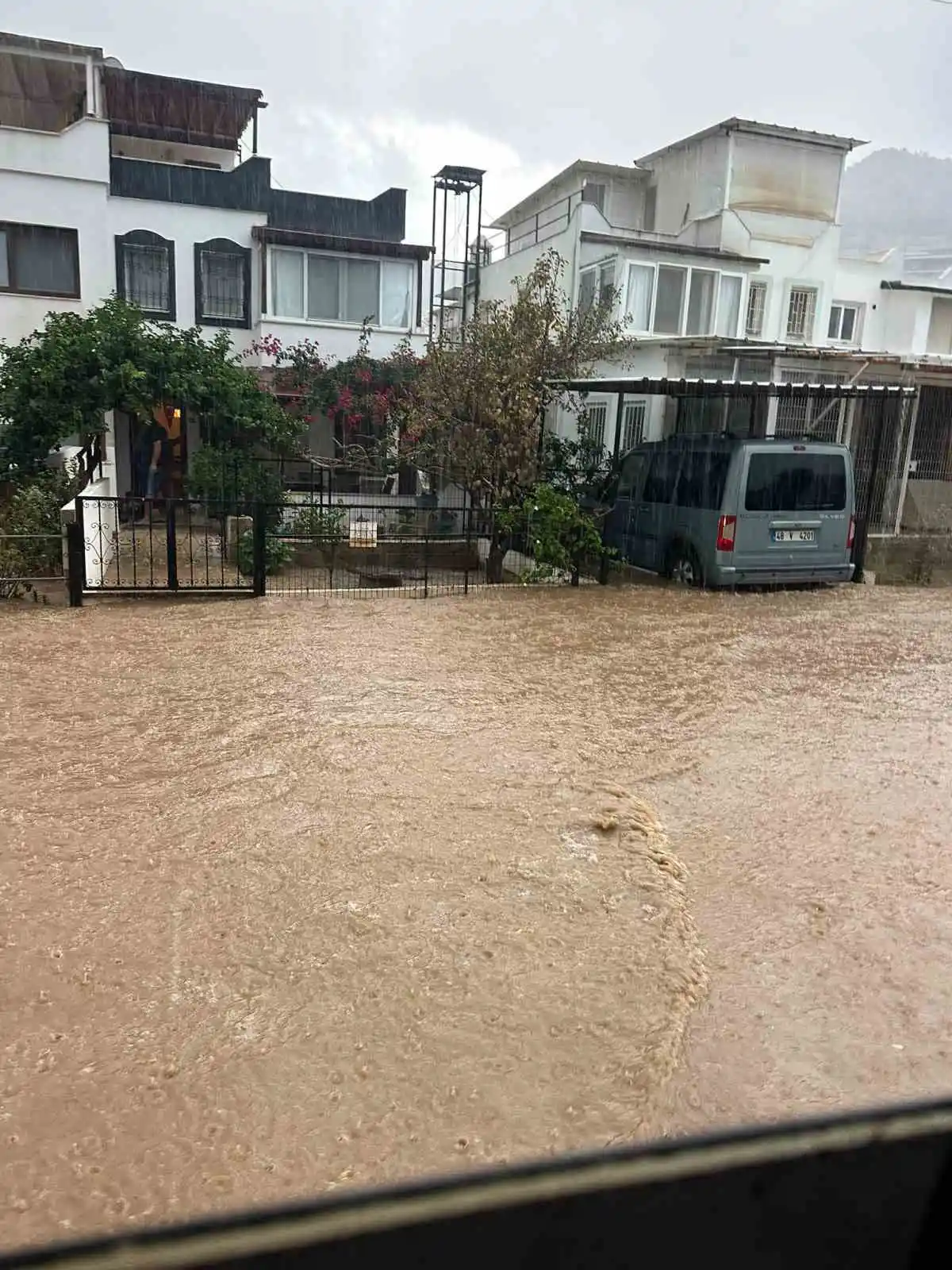 Bodrum'da sağanak su baskınlarına yol açtı: Yollar kapandı, duvar çöktü 2