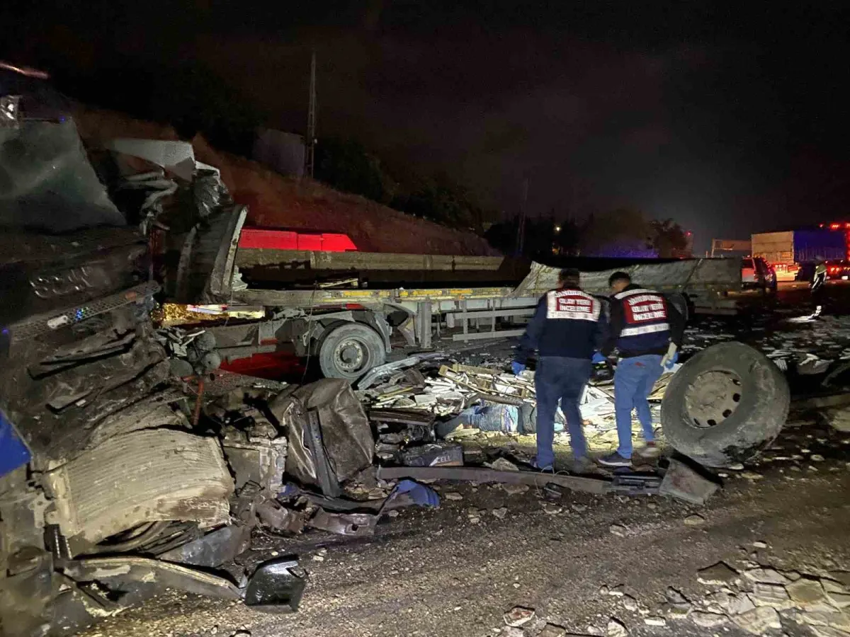 Elazığ'da 3 tırın karıştığı zincirleme kaza: 1 ölü 2