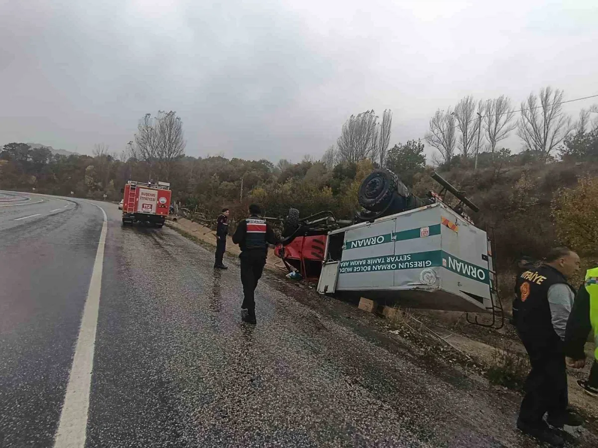Suşehri'nde devrilen bakım aracındaki 3 orman personeli yaralandı 4