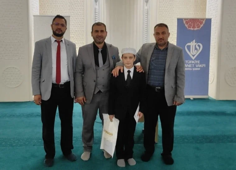 ÖĞRENCİ ABDULHALİM ÖLMEZ (SOLDAN 3'ÜNCÜ) VE BERABERİNDEKİLER