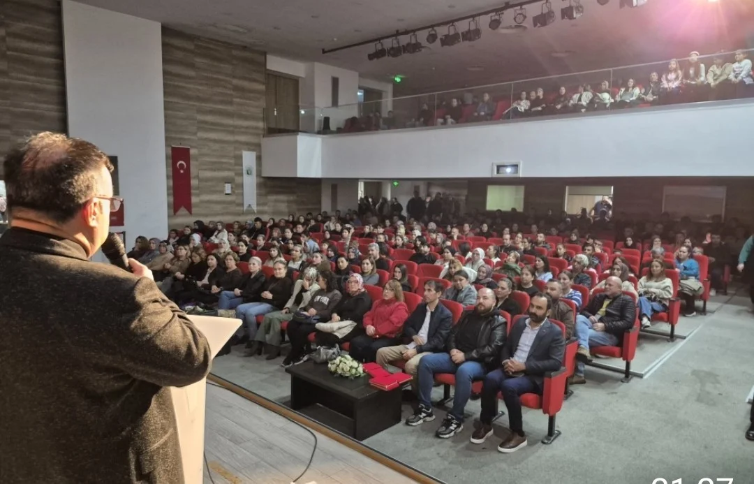 Manisa'nın Alaşehir ilçesinde velilere dijital bağımlılık uyarısı 3