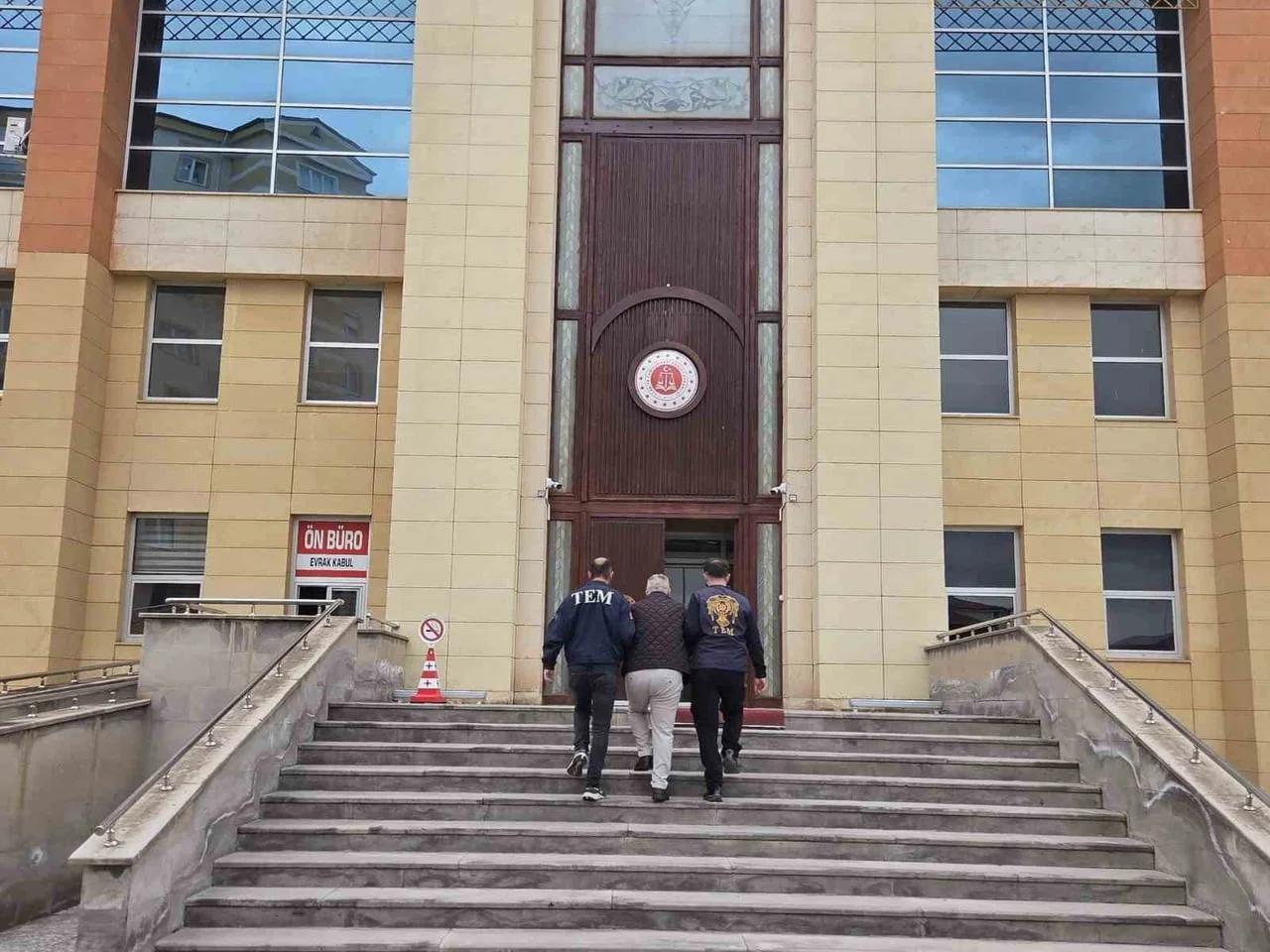 SİVAS’IN ŞARKIŞLA İLÇESİNDE 3 AYRI SUÇTAN HAKKINDA KESİNLEŞMİŞ 19 YIL 9 AY HAPİS CEZASI BULUNAN...