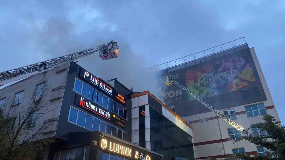 Küçükçekmece'de iki iş yerinin çatısı alev alev yandı 2