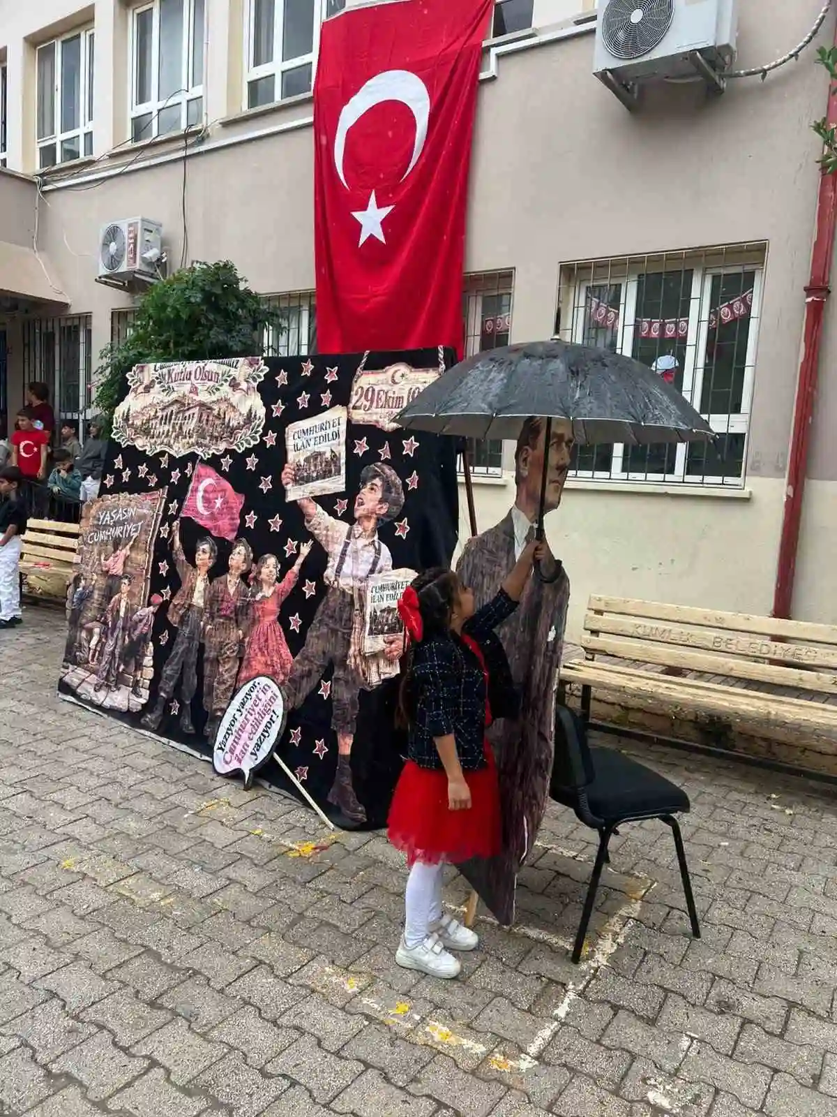 Hatay'da küçük öğrencinin Atatürk maketine şemsiye tutması takdir topladı 3