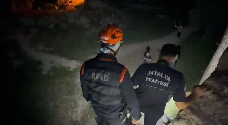 Alanya Kalesi surlarında mahsur kalan 3 Rus vatandaşı kurtarıldı 4