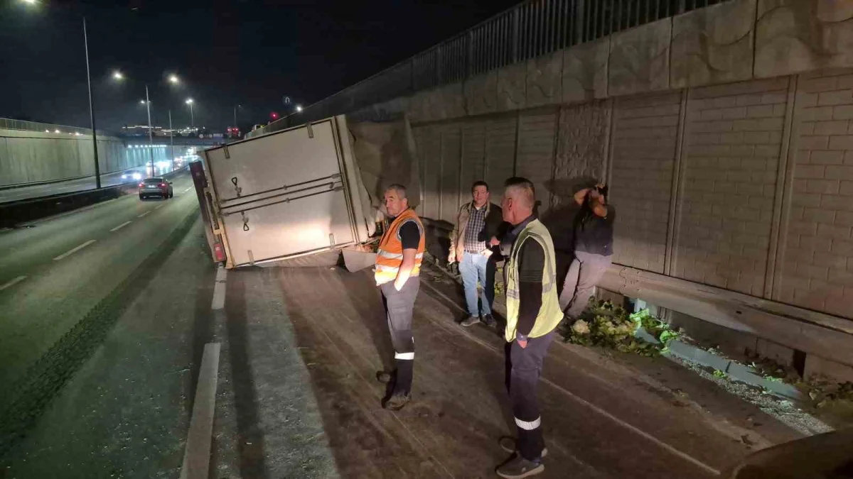Eskişehir'de marul yüklü kamyonet alt geçitte yan yattı 4