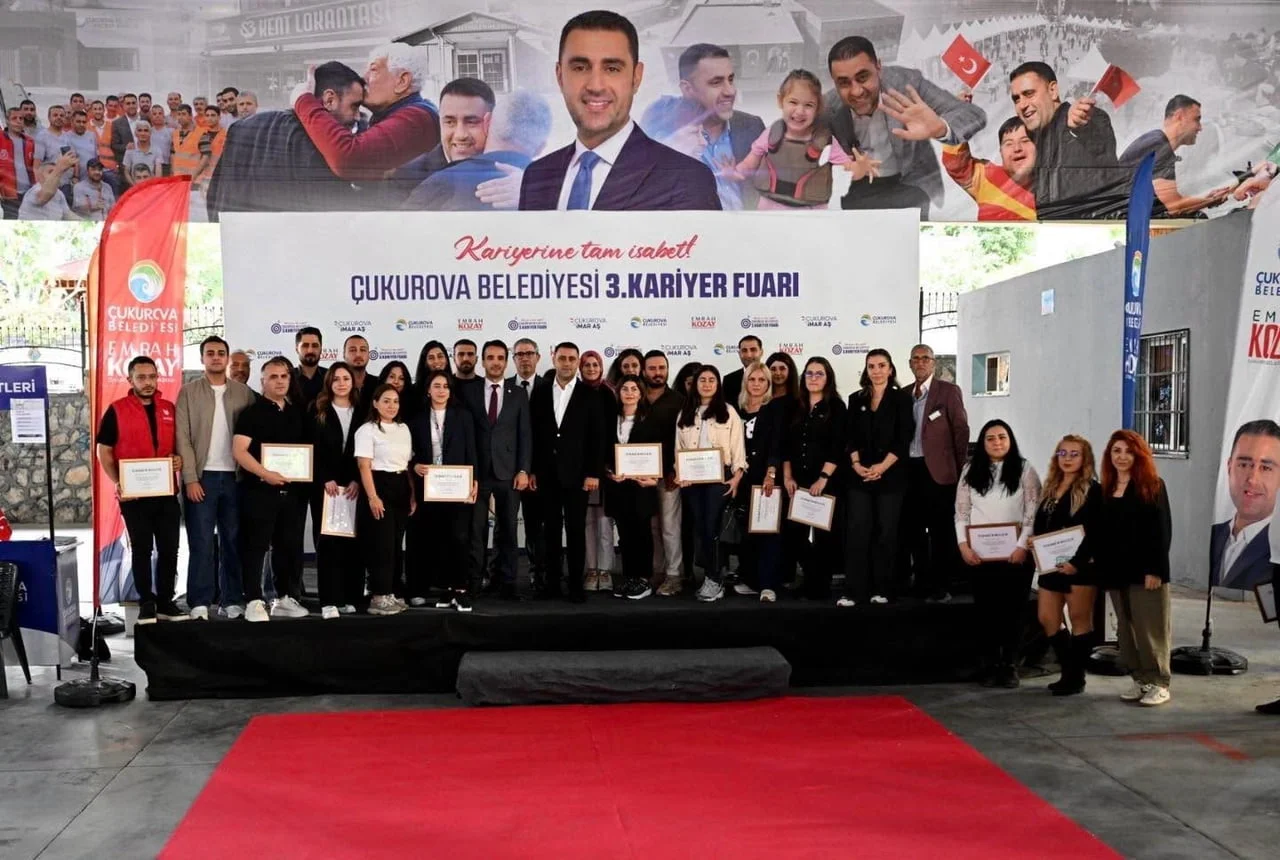 ÇUKUROVA BELEDİYESİ TARAFINDAN DÜZENLENEN 3. KARİYER FUARI’NDA İŞ ARAYAN VATANDAŞLAR İLE FARKLI...