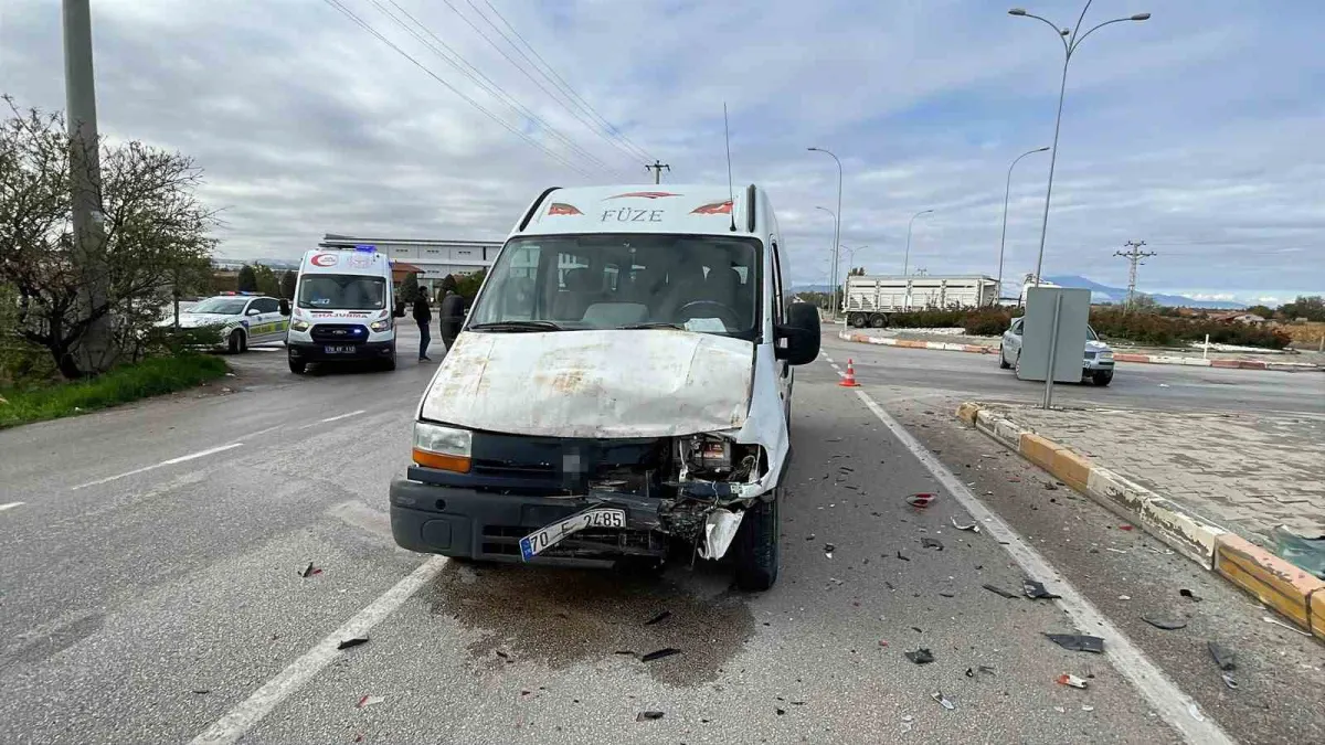 Karaman'da kavşakta minibüs ile otomobil çarpıştı: 1 yaralı 3