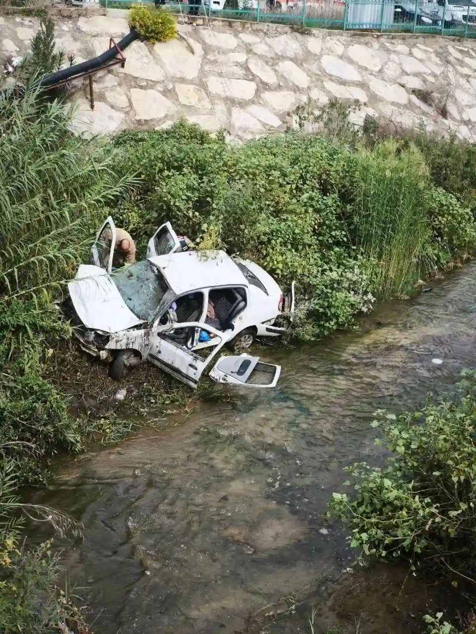 Hatay'da dereye uçan otomobil hurdaya döndü: 3 yaralı 1