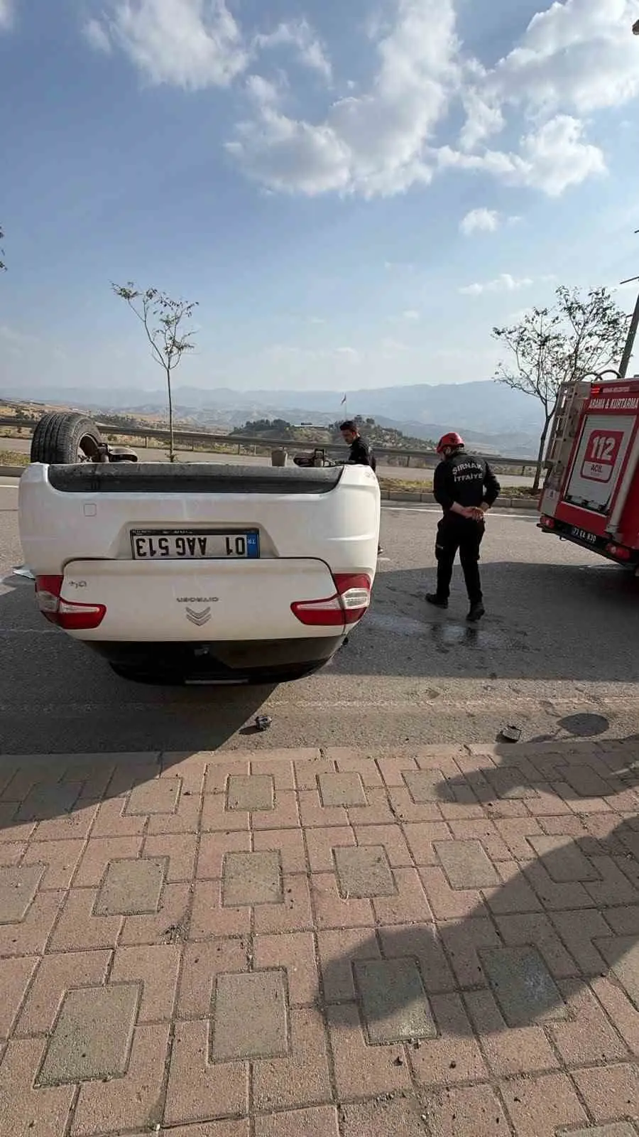 Şırnak'ta virajı alamayarak takla atan otomobildeki 3 kişi yaralandı 3