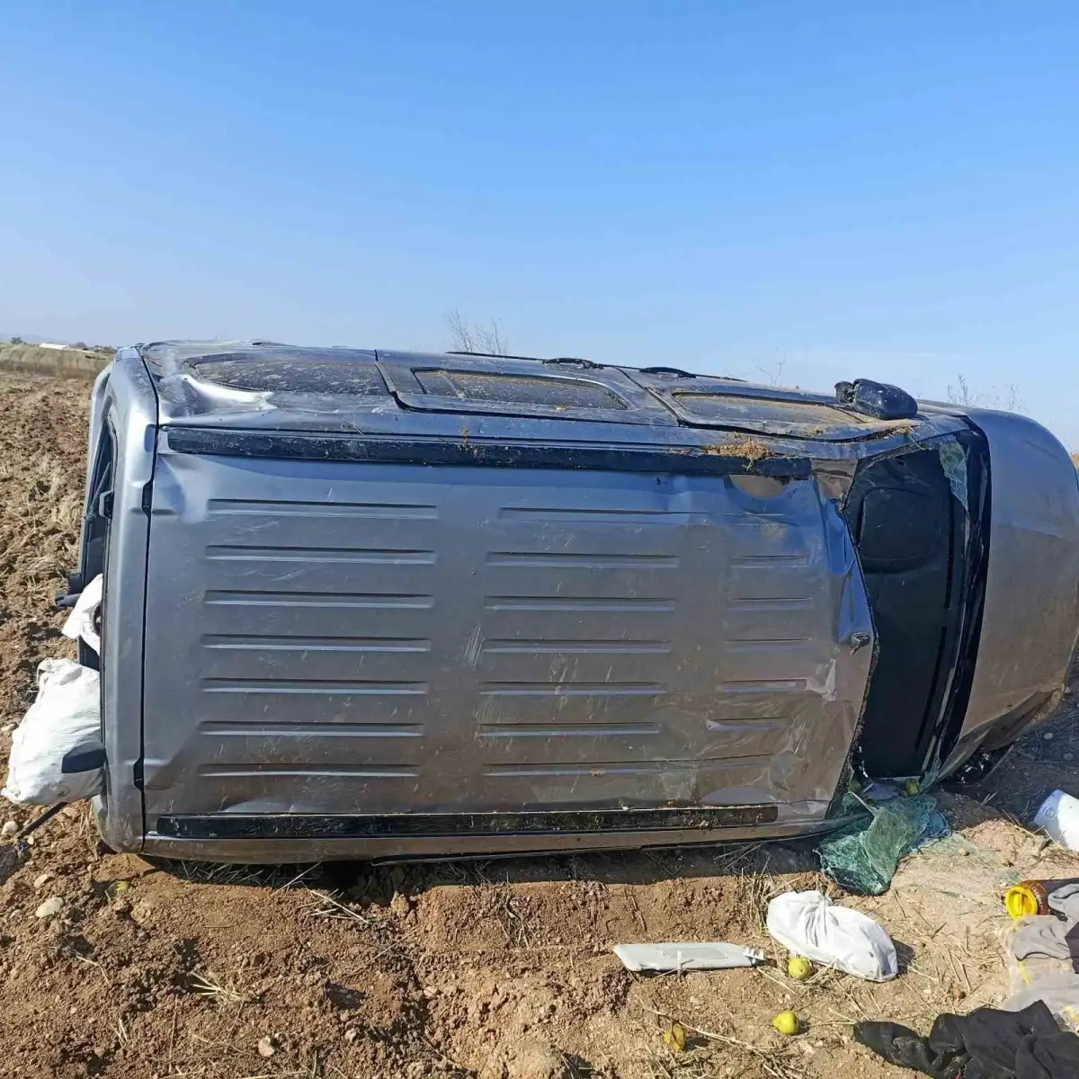 Çorum'da bariyerlere çarpan hafif ticari araç tarlaya devrildi: 2 yaralı 4