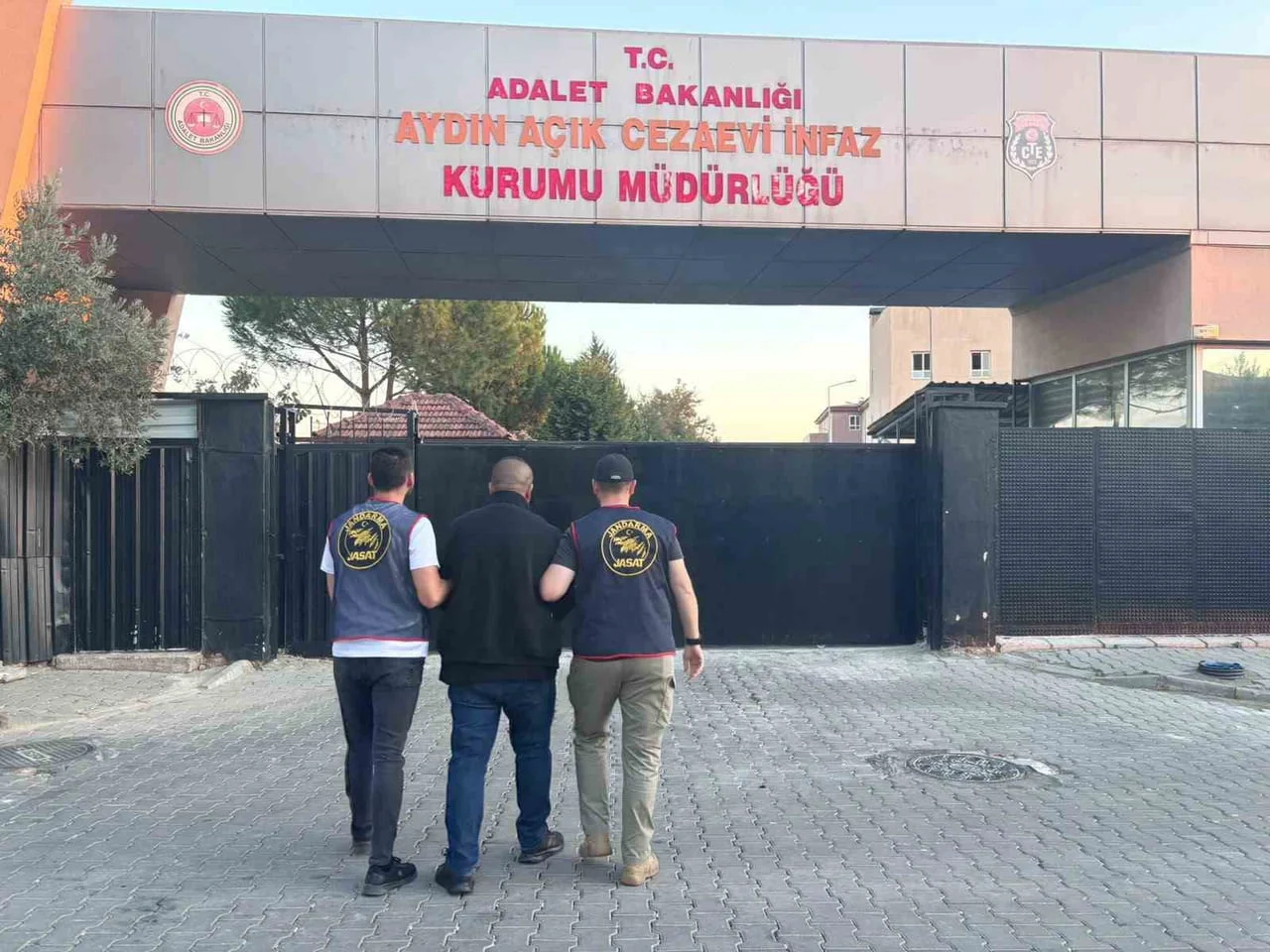 UYUŞTURUCU SUÇUNDAN ARANIYORDU, YAKALANDI