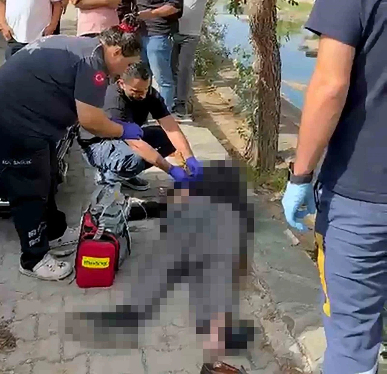 ADANA’DA KALDIRIMDA YÜRÜDÜĞÜ SIRADA DENGESİNİ KAYBEDEREK DÜŞEN 85 YAŞINDAKİ HASAN AYVAZ (85)...