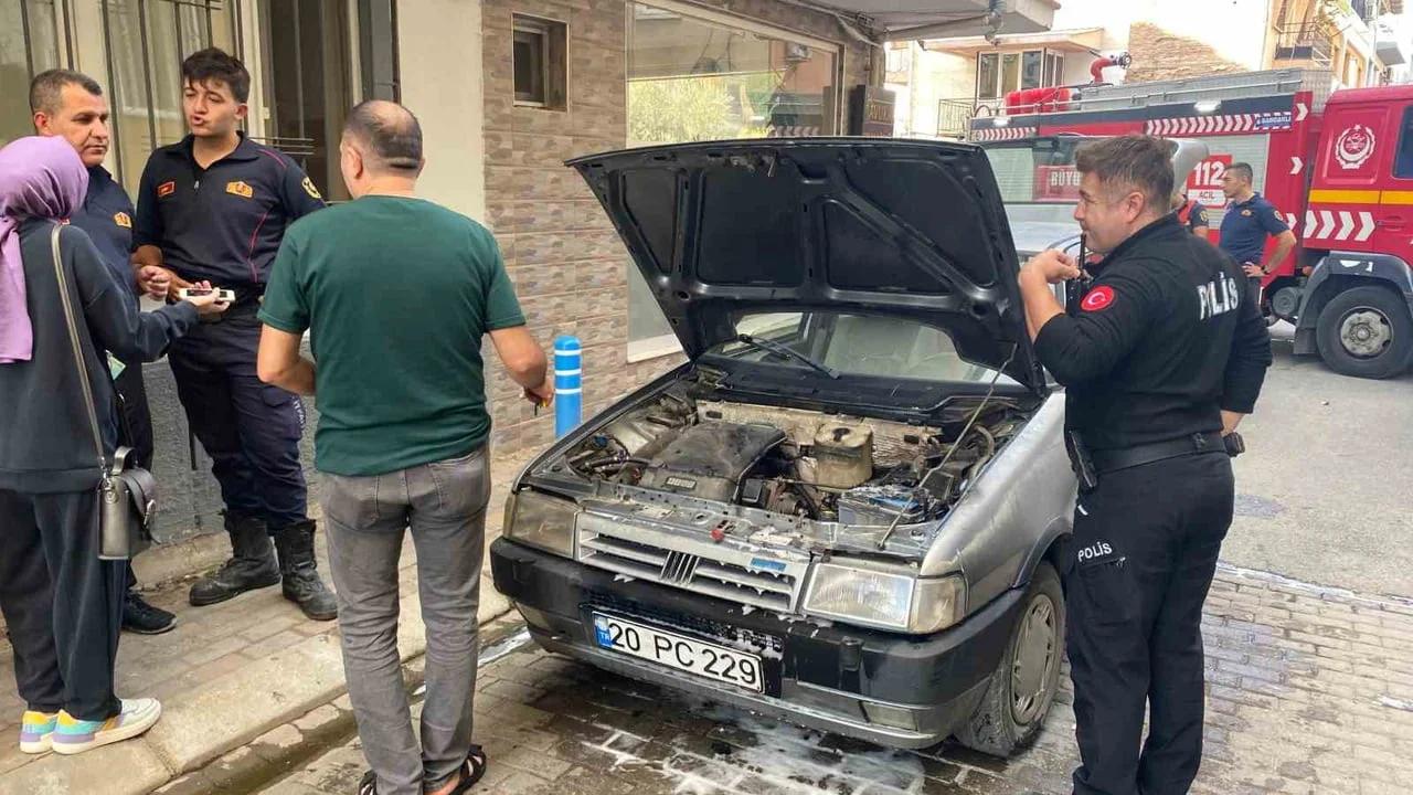 AYDIN'IN EFELER İLÇESİNDE SEYİR HALİNDEKİ OTOMOBİLİN MOTOR KISMINDA ÇIKAN YANGIN PANİKLETİRKEN...