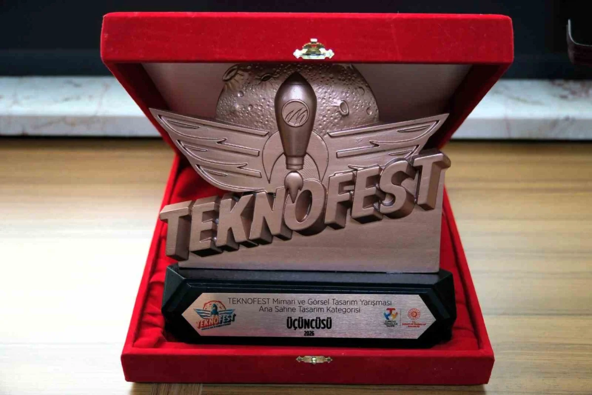 TEKNOFEST'te üçüncülük kazanan üniversitelileri Rektör Oğurlu makamında ağırladı 3