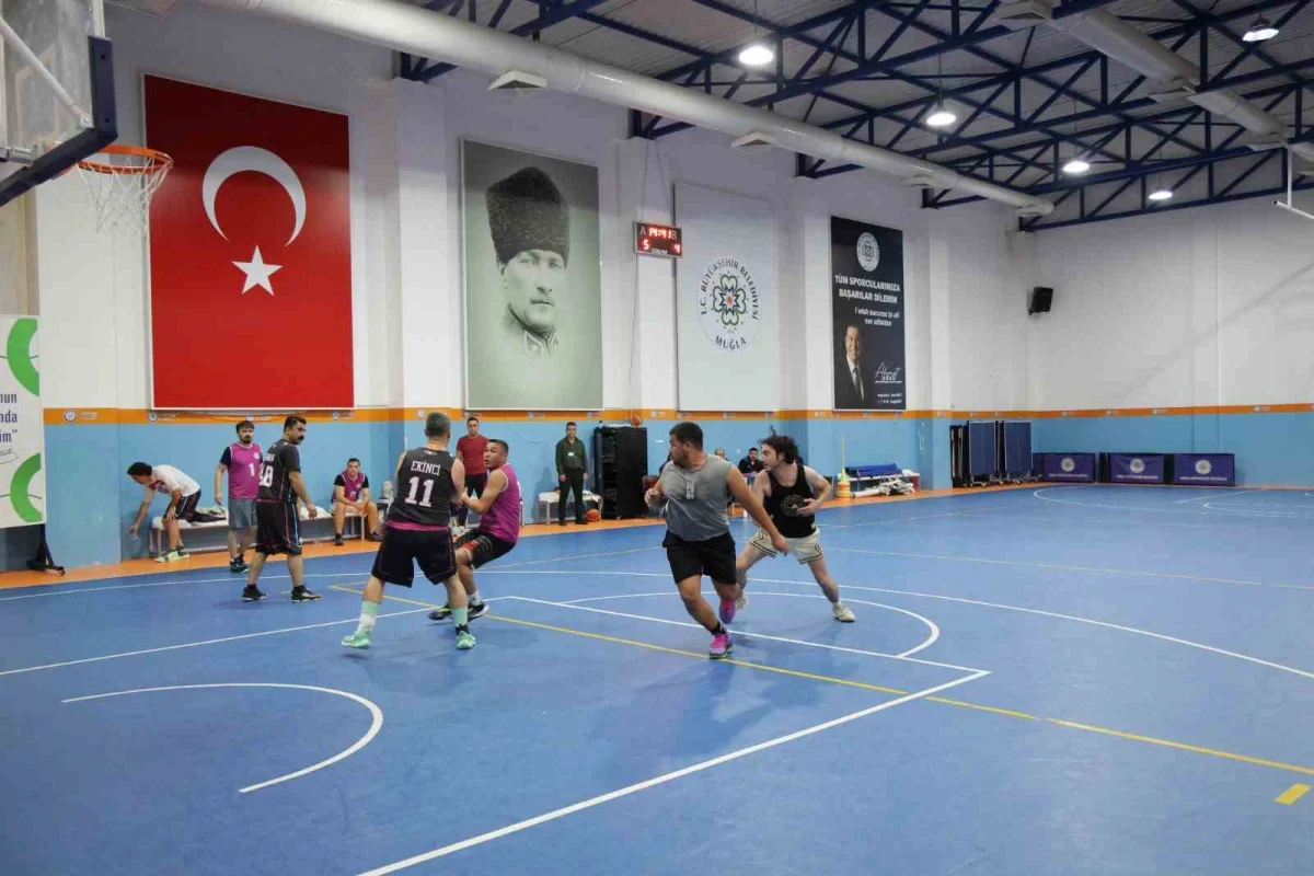 Muğla'da büyükşehir personeli Cumhuriyet Kupası için sahaya çıktı 5