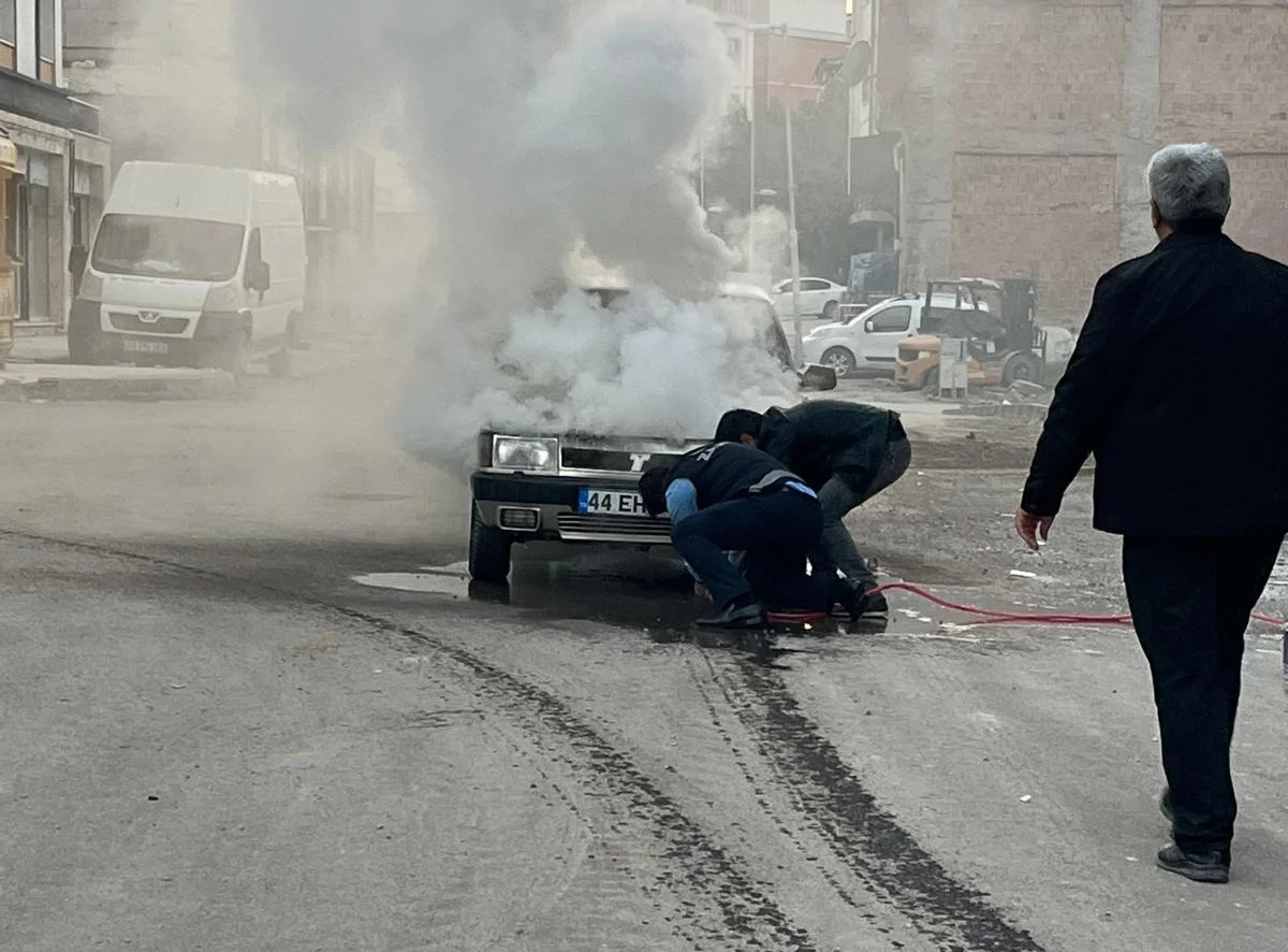 Battalgazi'de pazar yerinde alev alan araca zabıta müdahale etti 2