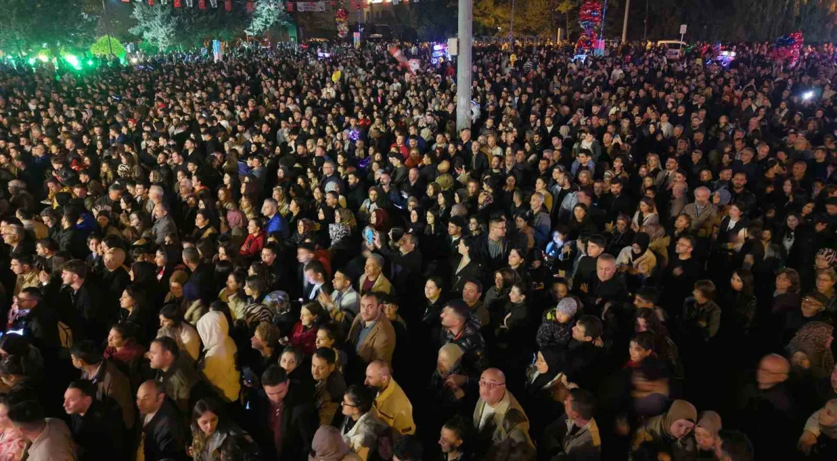 Kırıkkale'de Cumhuriyet coşkusu: Özlem Özdil türküleriyle sahne aldı 3