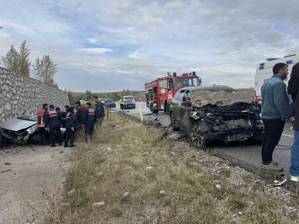 Çorum'da feci kaza: Karşı şeride geçen otomobil ciple çarpıştı 1