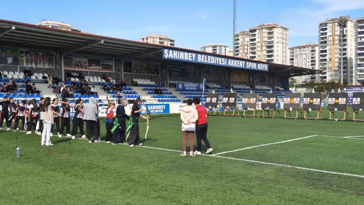 Şahinbey'de 103. yıl coşkusu yüzlerce sporcunun katılımıyla sahalara taşındı 4