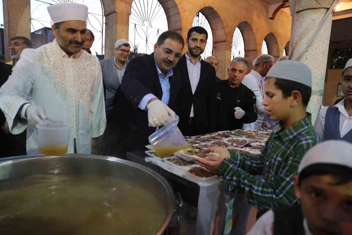 Şanlıurfa'da binlerce vatandaş geleneksel tirit sofrasında bir araya geldi 4