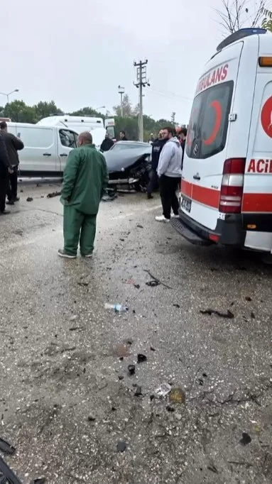 Bursa'da yağış nedeniyle kayganlaşan yolda zincirleme kaza: 5 yaralı 1