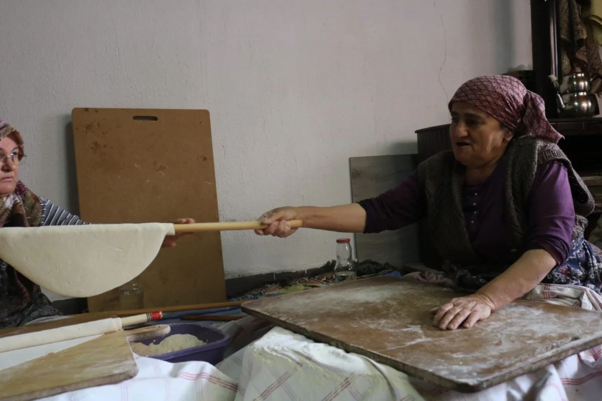 Çivril’de kadınların kışlık yufka mesaisi imece usulüyle devam ediyor 3