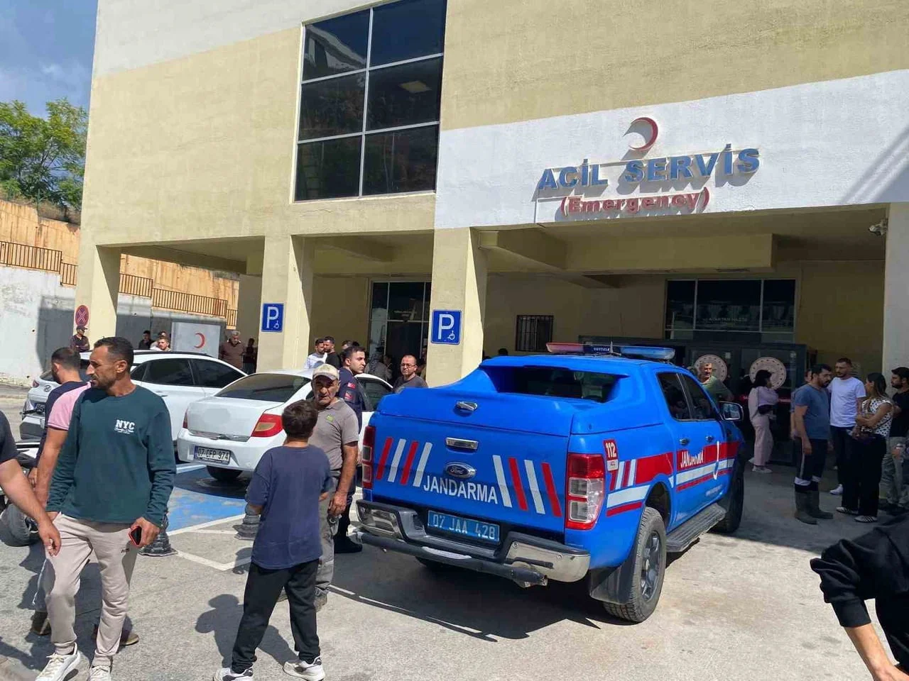 EKİPLERİN MÜDAHALESİYLE SIKIŞTIĞI YERDEN ÇIKARILAN K.S., AMBULANSLA GAZİPAŞA DEVLET HASTANESİ'NE...