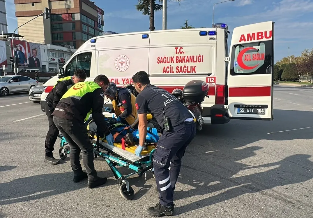 Samsun'da yolun karşısına geçmek isteyen kadına hafif ticari araç çarptı 1