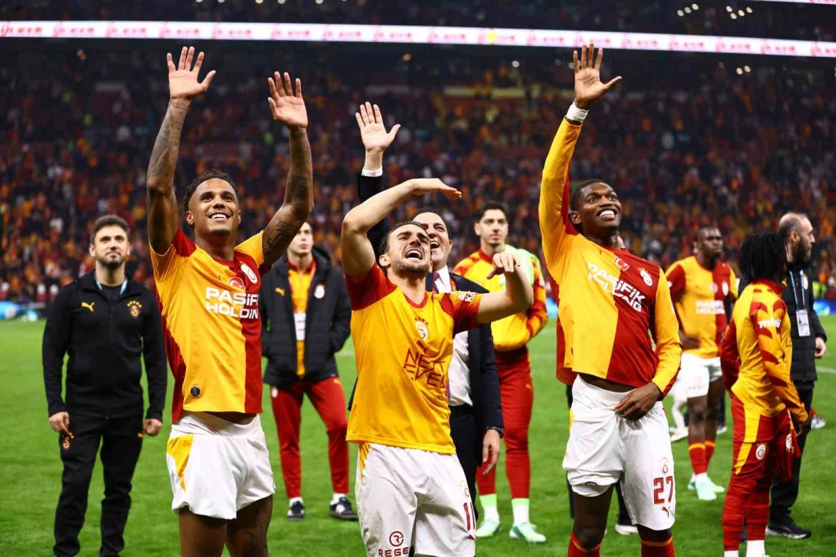 Galatasaray derbi zaferini taraftarıyla kutladı 2