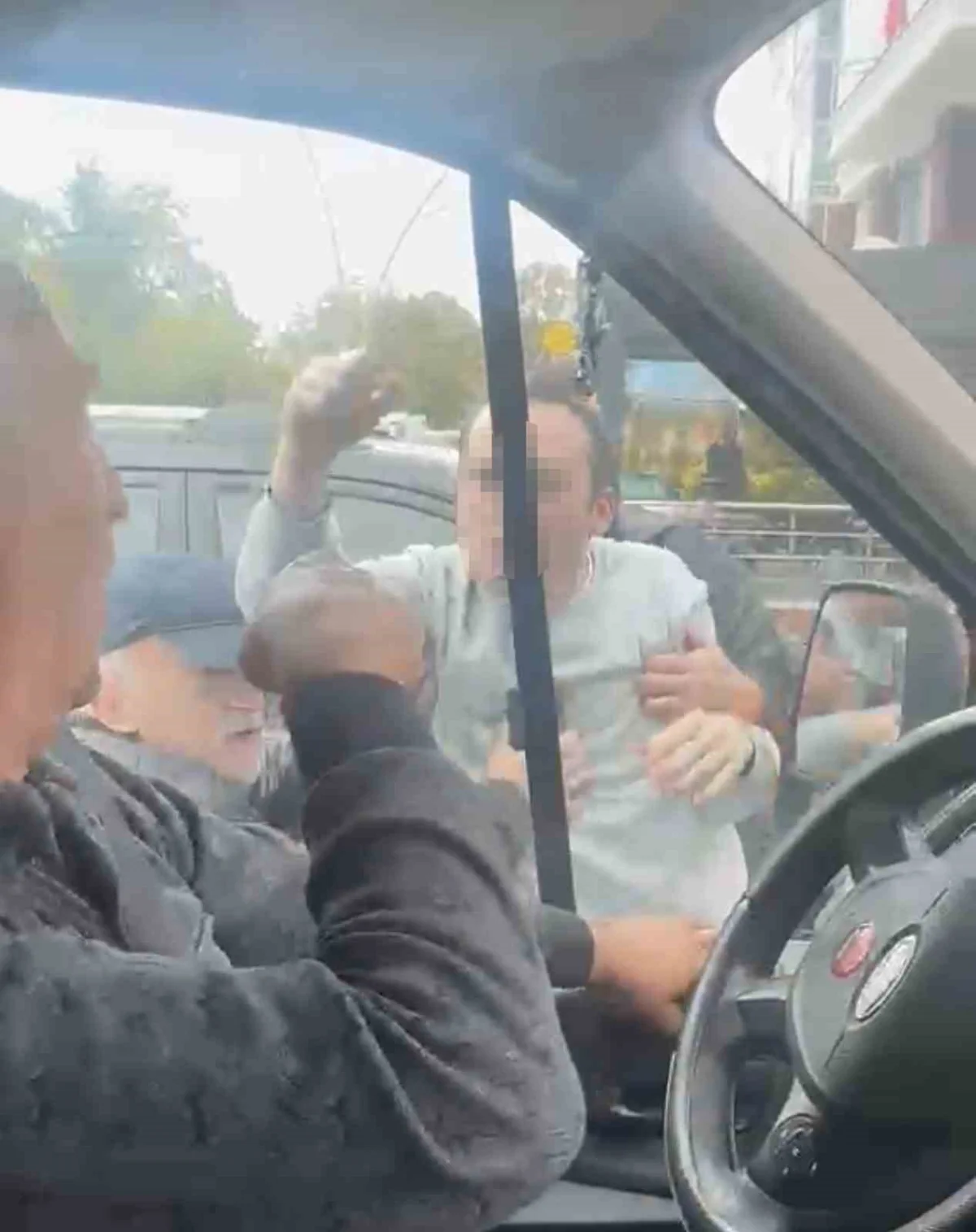 Tokat'ta yol verme tartışmasında öğrenci servisine saldırıldı 3