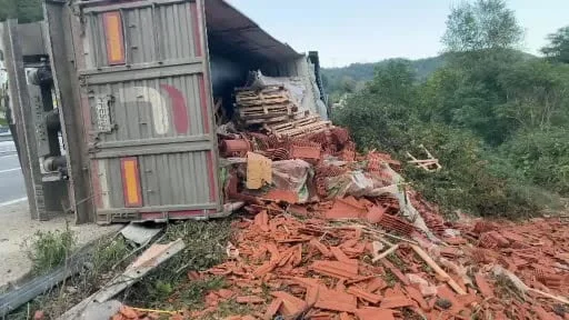 D-650'de tuğla yüklü tır devrildi, sürücü araçtan kendi imkanlarıyla çıktı
