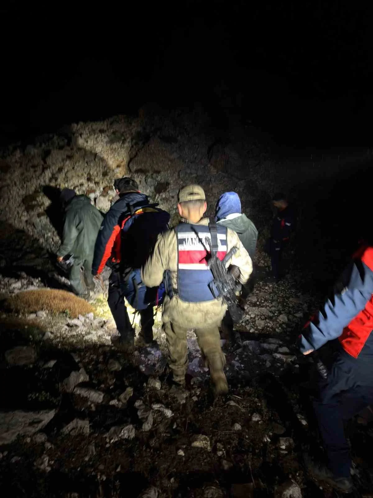 Tunceli'de sisli havada keçilerini ararken kaybolan iki kişi kurtarıldı 1