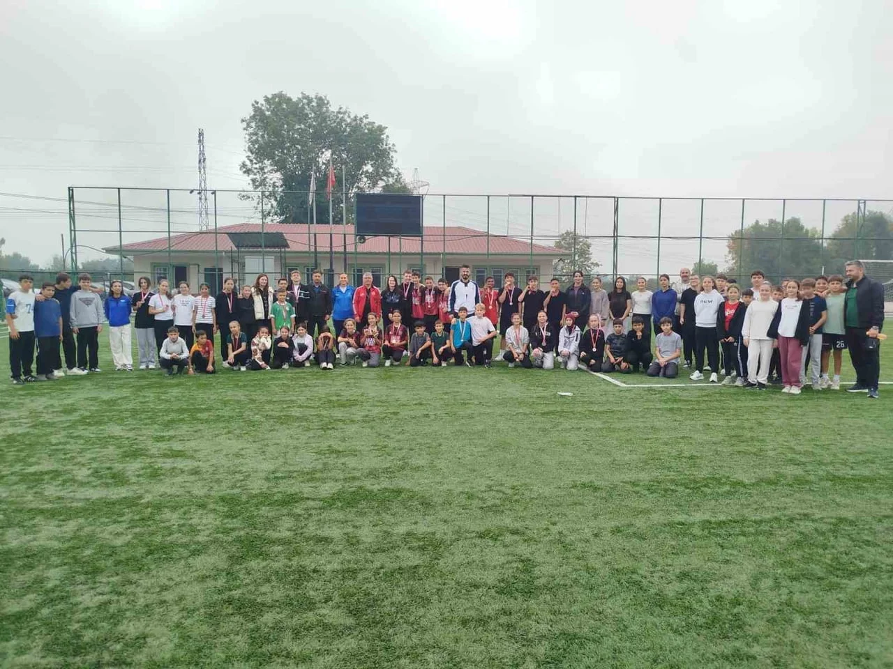 AMATÖR SPOR HAFTASI ETKİNLİKLERİ KAPSAMINDA ÇİLİMLİ’DE ATLETİZM TURNUVASI DÜZENLENDİ. SPORUN...