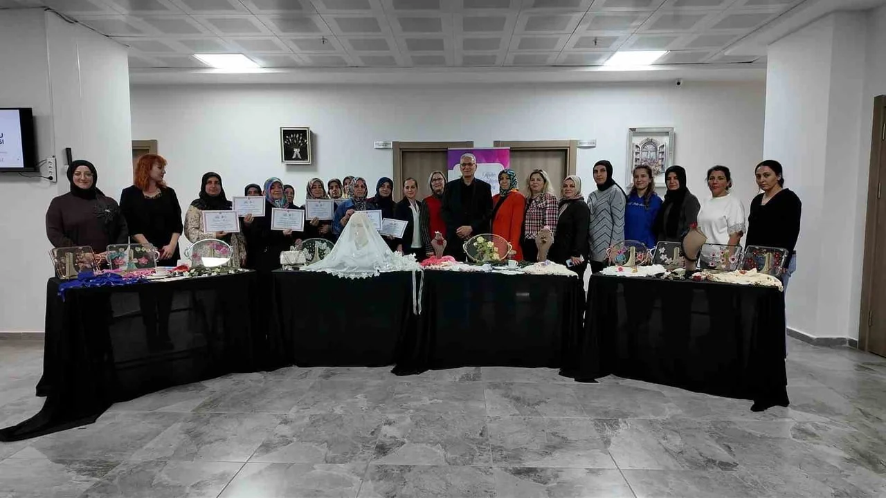 ELAZIĞ BELEDİYESİNCE YÜRÜTÜLEN "BONCUKLU İĞNE OYASI" KURSUNU BAŞARIYLA TAMAMLAYAN KADINLAR...