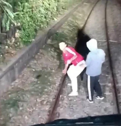 İZMİR'İN KONAK İLÇESİNDE BULUNAN ALSANCAK TREN İSTASYONUNDA, DEMİRYOLU HATTINA GİREREK HAREKET...