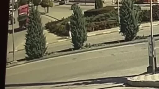 Kamyonla çarpışan 3 tekerlekli elektrikli bisiklet 10 metre sürüklendi: 2 yaralı