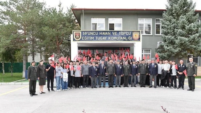 ERZİNCAN FEN LİSESİ ÖĞRENCİLERİ, "MEHMETÇİK İLE BİR GÜN" ETKİNLİĞİ KAPSAMINDA ASKERÎ PERSONEL VE...