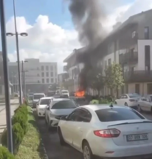 Kahramanmaraş'ta binaların önünde duran otomobil alevlere teslim oldu 2