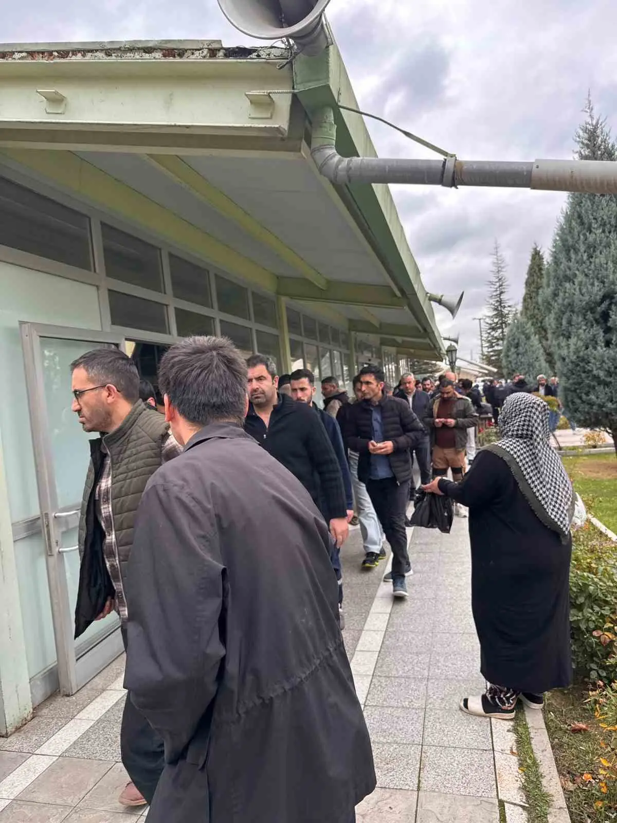 Eskişehir'de cuma namazı çıkışında çöp poşetiyle dilenen kadın 3