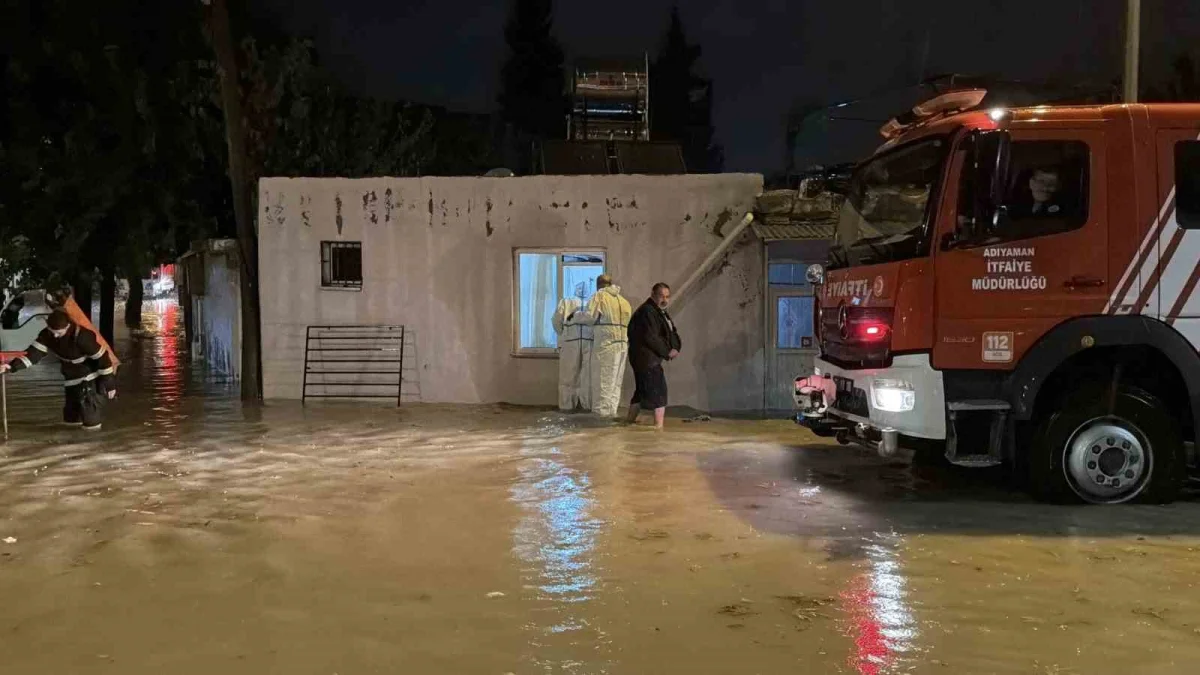 Adıyaman'da su basan evde mahsur kalan iki yaşlı kadın pencereden kurtarıldı 4