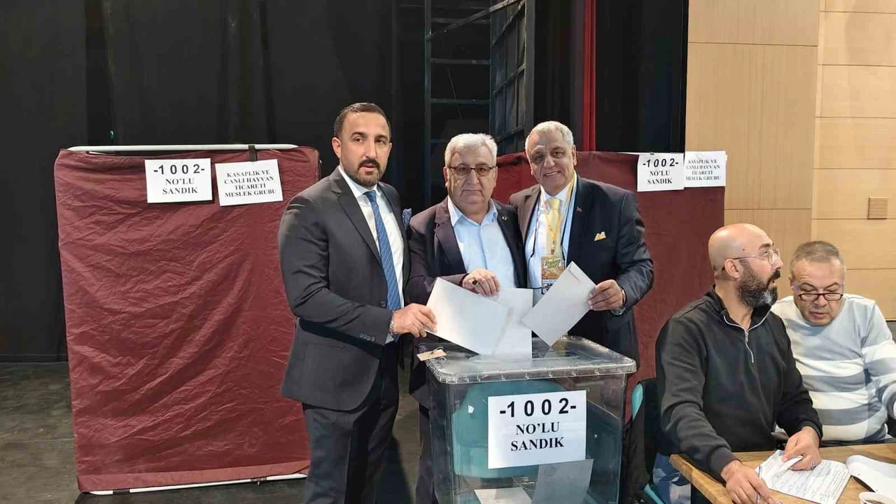 SİVAS TİCARET BORSASI’NDA SEÇİM YARIŞI VARDI. KARAKAYA OY ÇOĞUNLUĞU İLE YENİDEN BAŞKAN...
