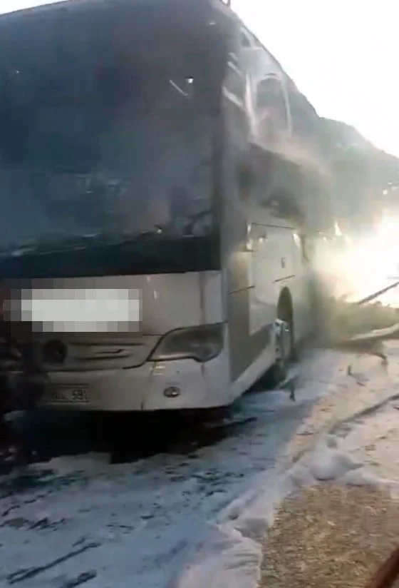 BOLU’DA SEYİR HALİNDEKİ YOLCU OTOBÜSÜ, MOTOR KISMINDA ÇIKAN YANGIN SONUCU KULLANILAMAZ HALE...