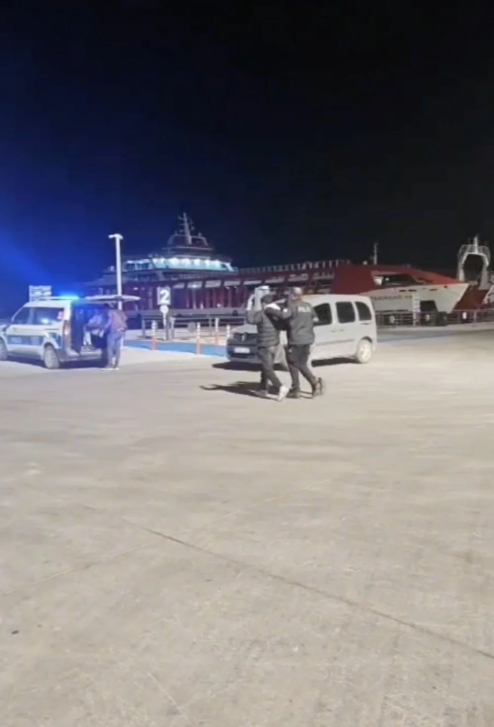 ÇANAKKALE’NİN GELİBOLU İLÇESİNDE TIR DORSESİNE GİZLENEREK YURT DIŞINA KAÇMAYA ÇALIŞAN 5 KAÇAK...