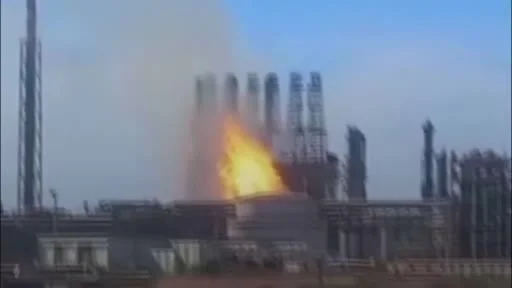 Venezuela'da ülkenin ikinci büyük petrol rafinerisi Cardon'da patlama ve yangının ardından tüm...