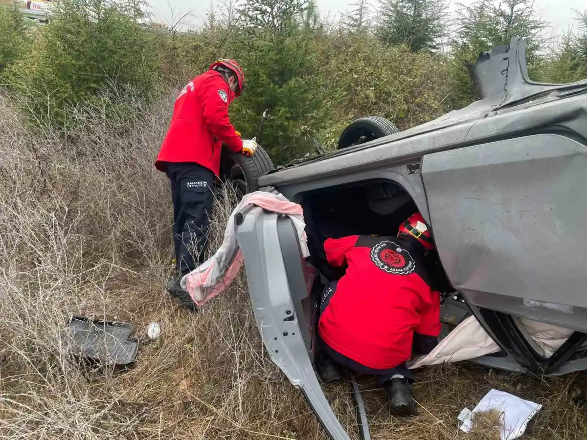 Balıkesir'de otoyolda bariyerleri aşan otomobil şarampole devrildi: 1 yaralı 3